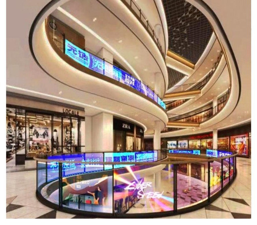 Atrium de centre commercial avec garde-corps vitrés animés en LED